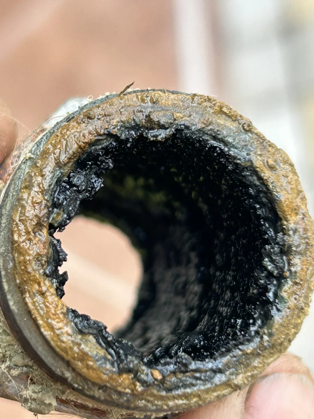 Detail potrubí s nánosy na vnitřní stěně